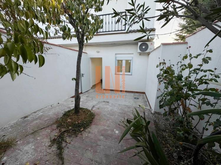 CASITA PAREADA CON PATIO-JARDÍN