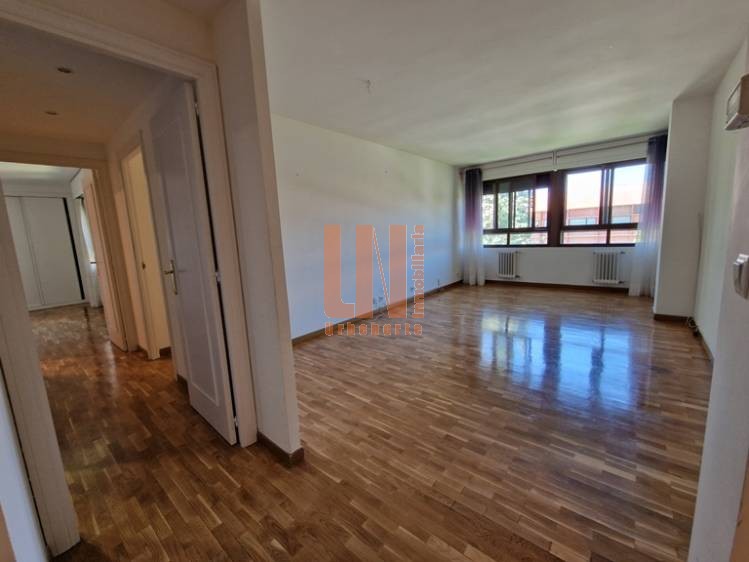 PISO SIN AMUEBLAR EN URBANIZACIÓN CON PISCINA
