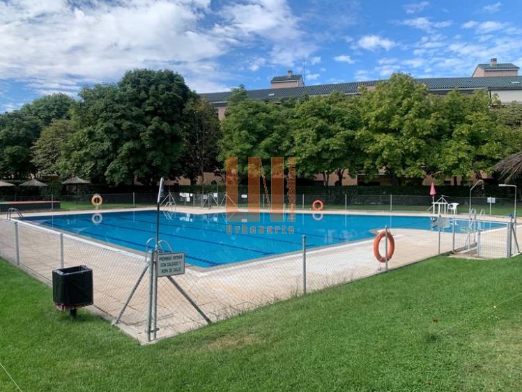 PISO DE 3 DORMITORIOS EN AV. EUROPA. Terraza y garaje