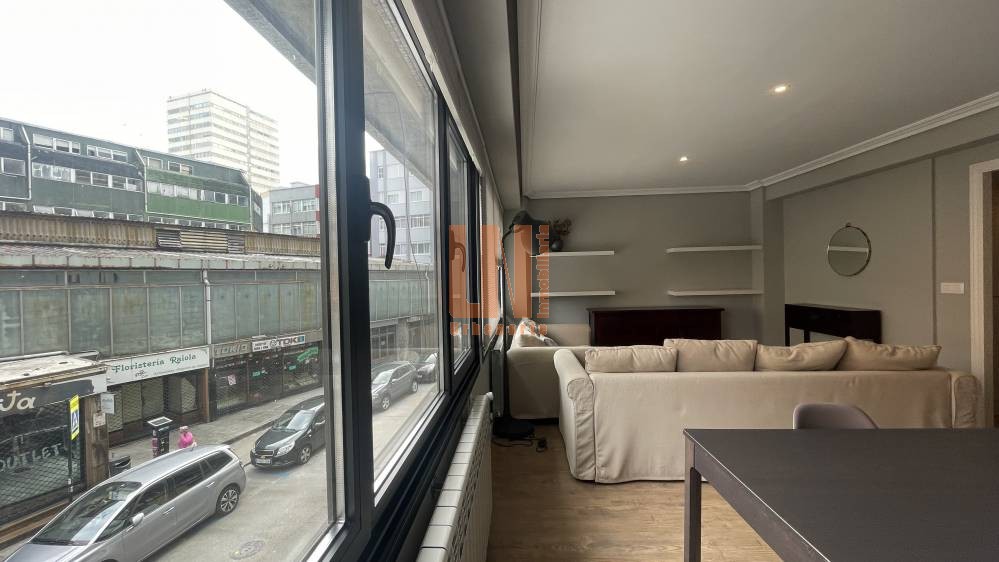 Piso de 75m² útiles, con terraza y amueblado.