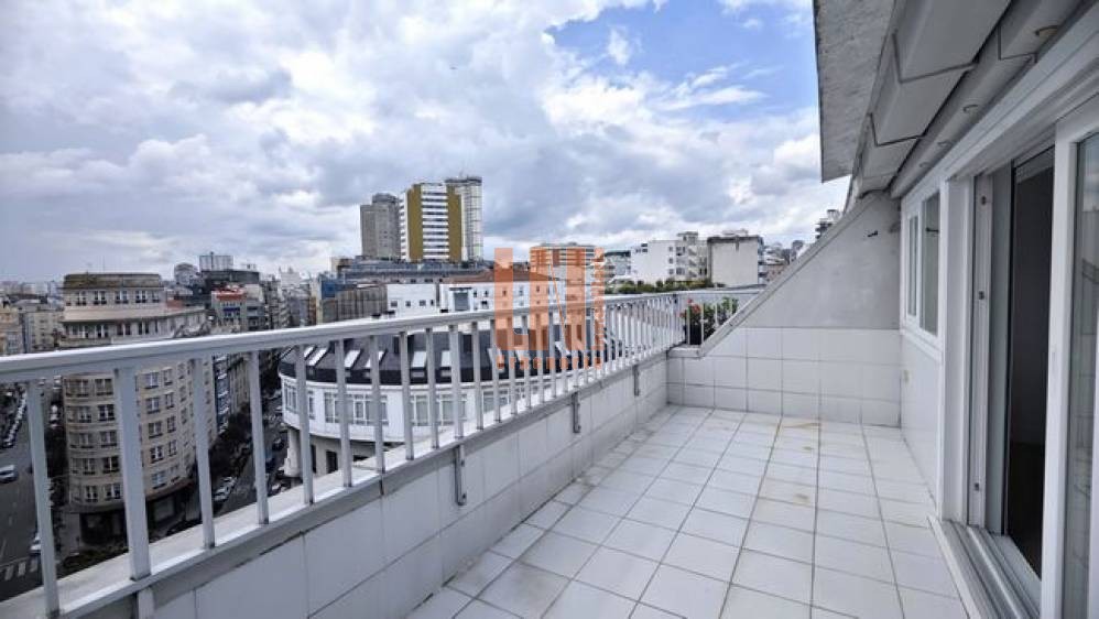 Céntrico dúplex totalmente reformado con terraza muy soleada y vistas despejadas.