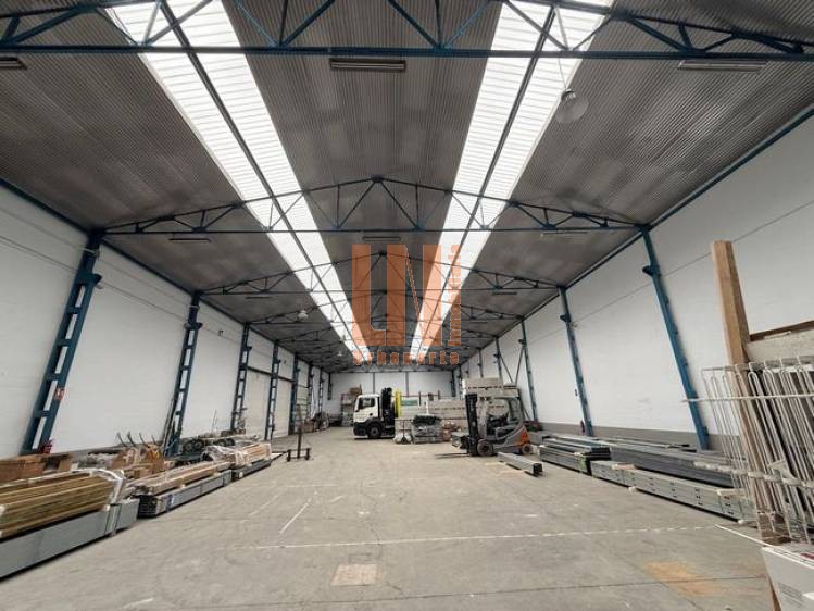 NAVE CON CUATRO PUERTAS DE ACCESO, CON ZONA DE CARGA