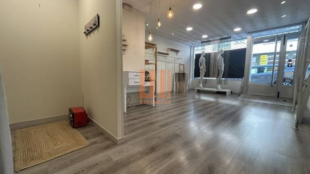 70m² de local comercial, con fachada de 6m lineales. 