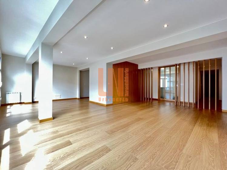 Completamente reformado, salón de 45m².