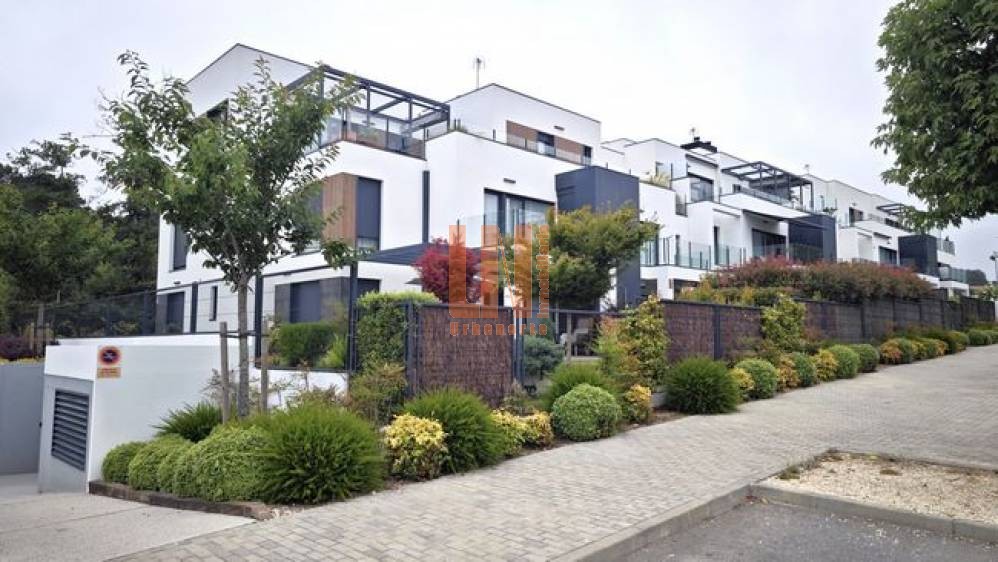 Vivienda a estrenar y con terraza en Urb. Pazo de Xaz.