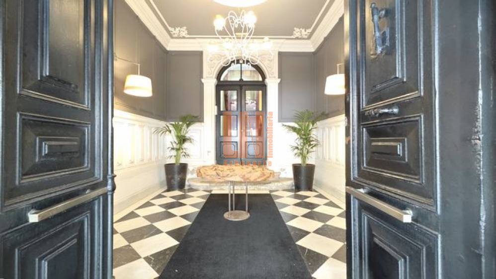 Céntrica oficina con 5 despachos en edificio singular.