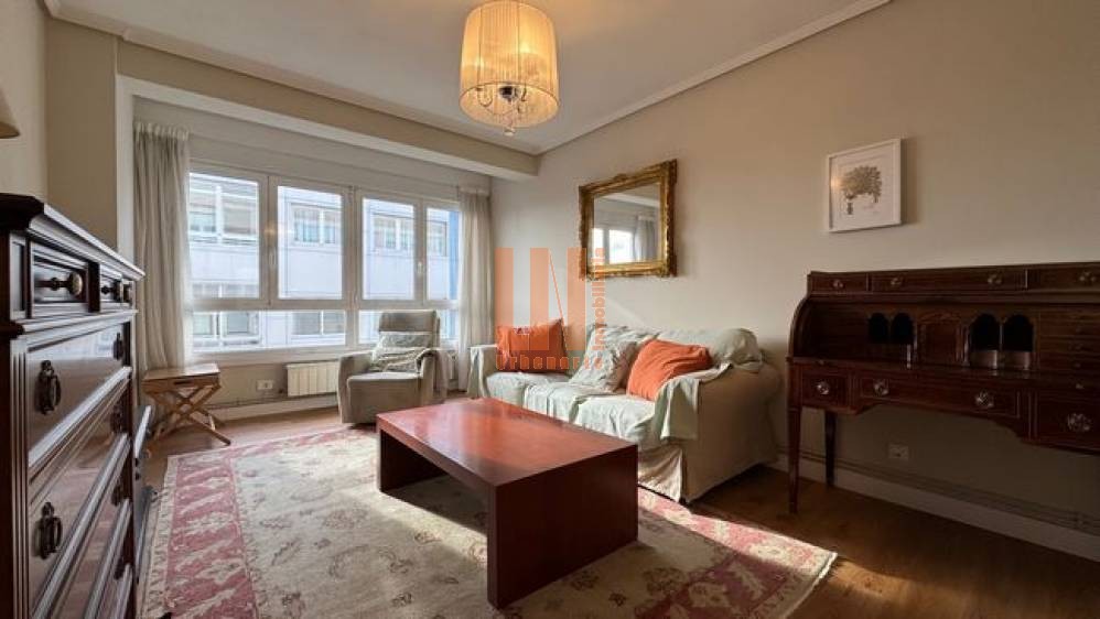 Amueblado, muy luminoso y plaza de garaje. 