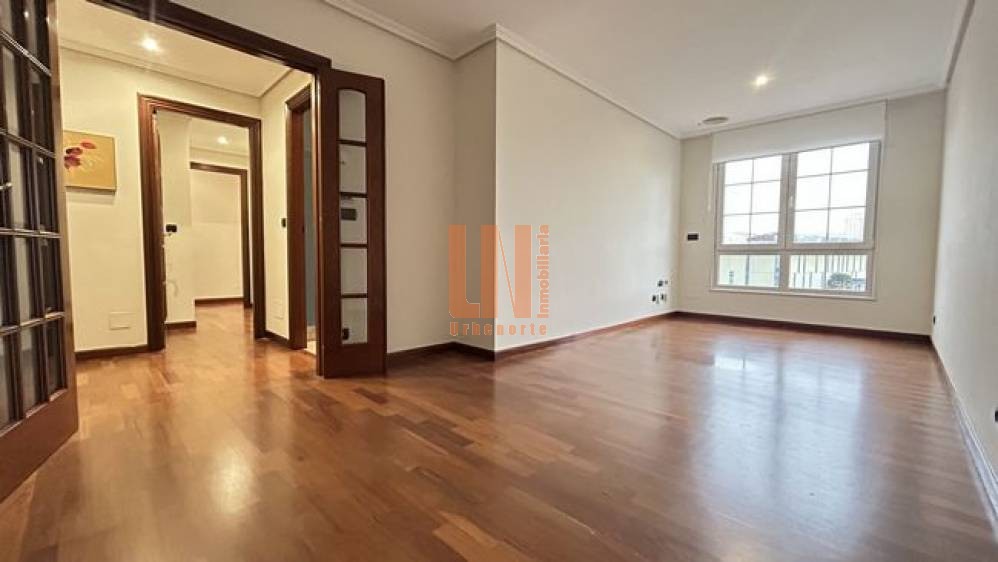 70m², 2 dormitorios, plaza de garaje y trastero.