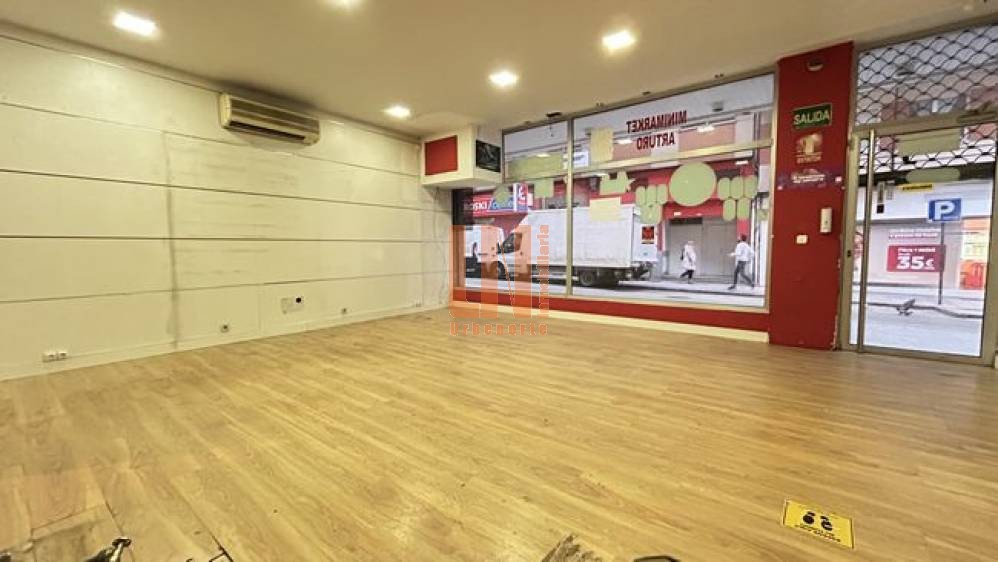 50m² de local comercial a pie de calle, 8m de fachada. 