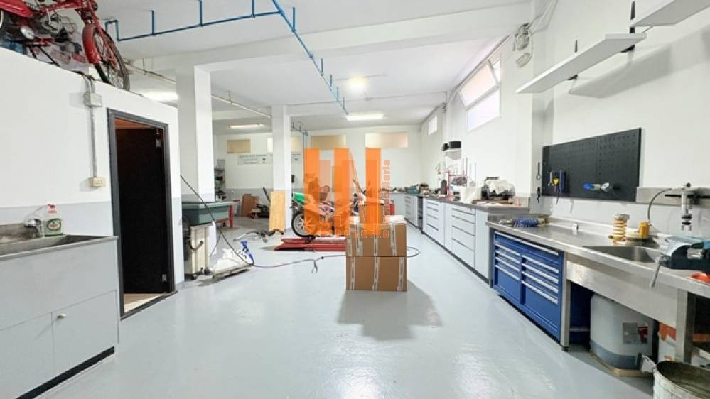 Local comercial en Peruleiro – 195 m² diáfanos y muy luminosos