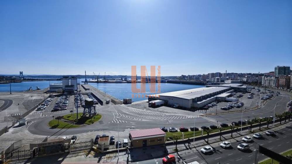 Piso con vistas despejadas al Puerto de A Coruña.