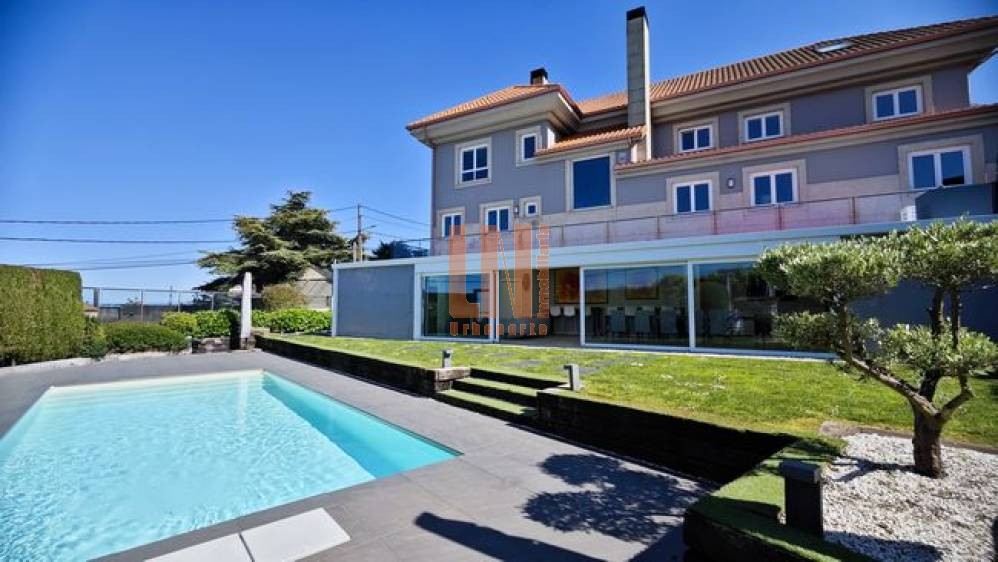 EXCLUSIVO CHALET CON PISCINA CON ACABADOS DE LUJO.