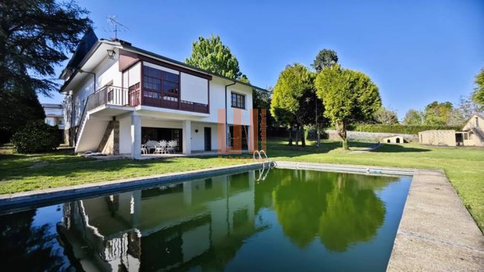 Chalet singular con parcela de 3.000m en Oleiros.