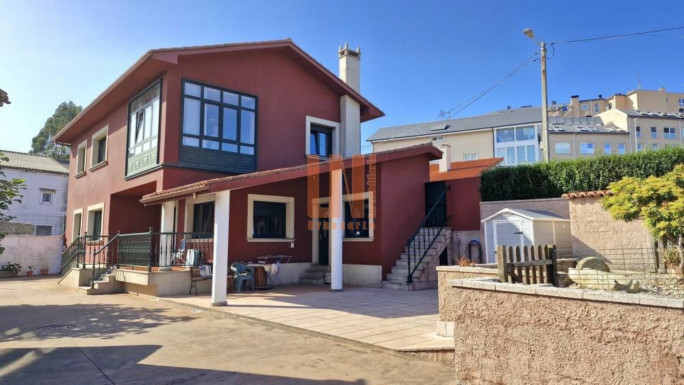 Chalet en la misma ciudad, en entorno tranquilo.