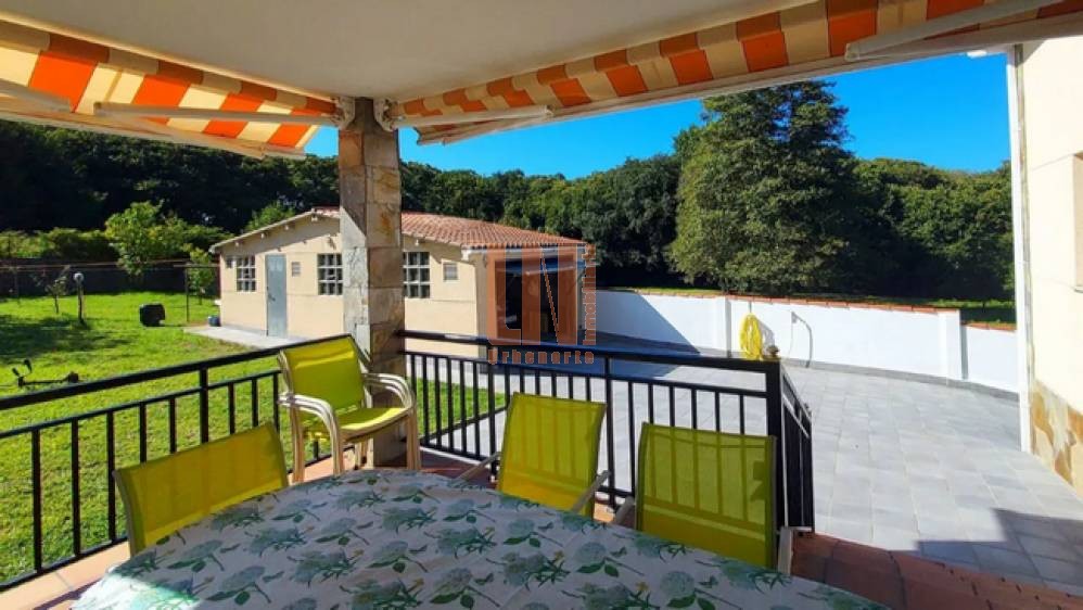 Casa independiente con parcela de 800m². 