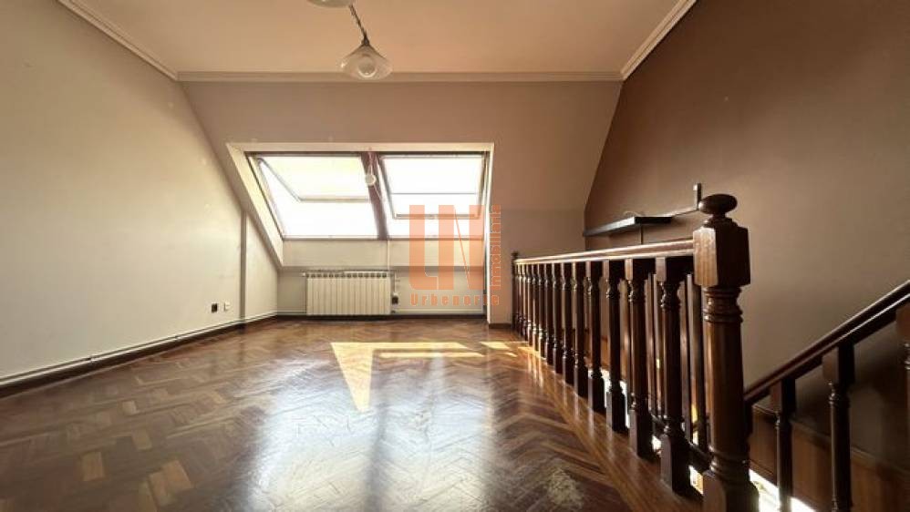 Dúplex con 120m², 4 dormitorios y plaza de garaje. 