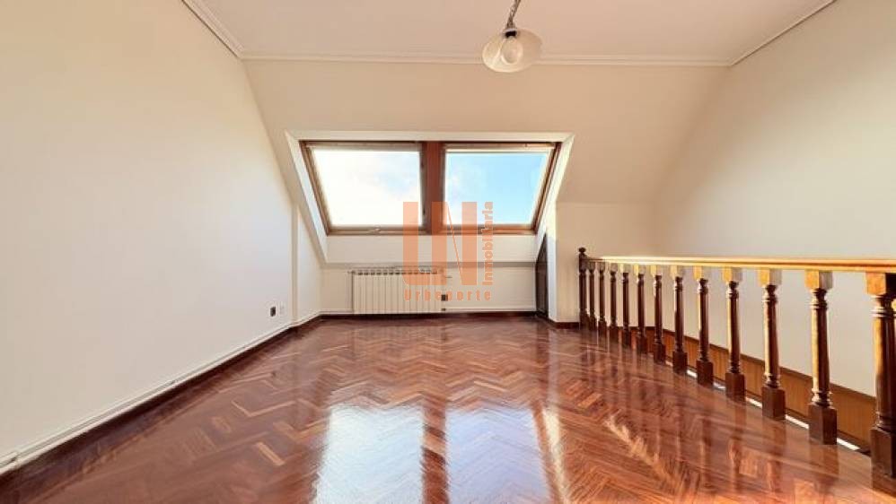 Dúplex con 120m², 4 dormitorios y plaza de garaje. 
