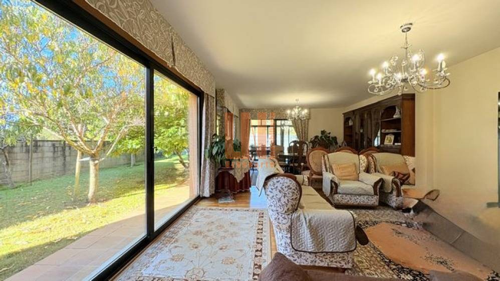 Chalet independiente con piscina en 715m² de parcela.