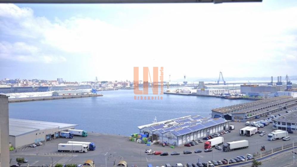 Vivienda con vistas al mar y gran potencial de reforma.