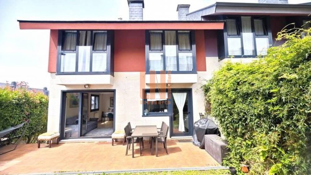 Impecable chalet en esquina con piscina en A Zapateira.
