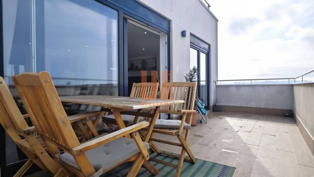 Vivienda seminueva con terraza y vistas al mar.
