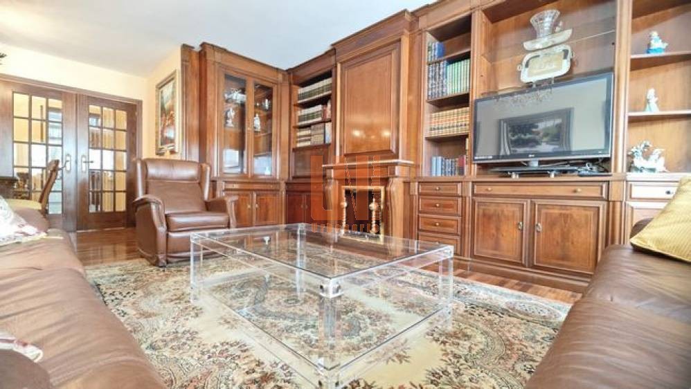 Amplia vivienda en esquina frente a la Plaza de Lugo.