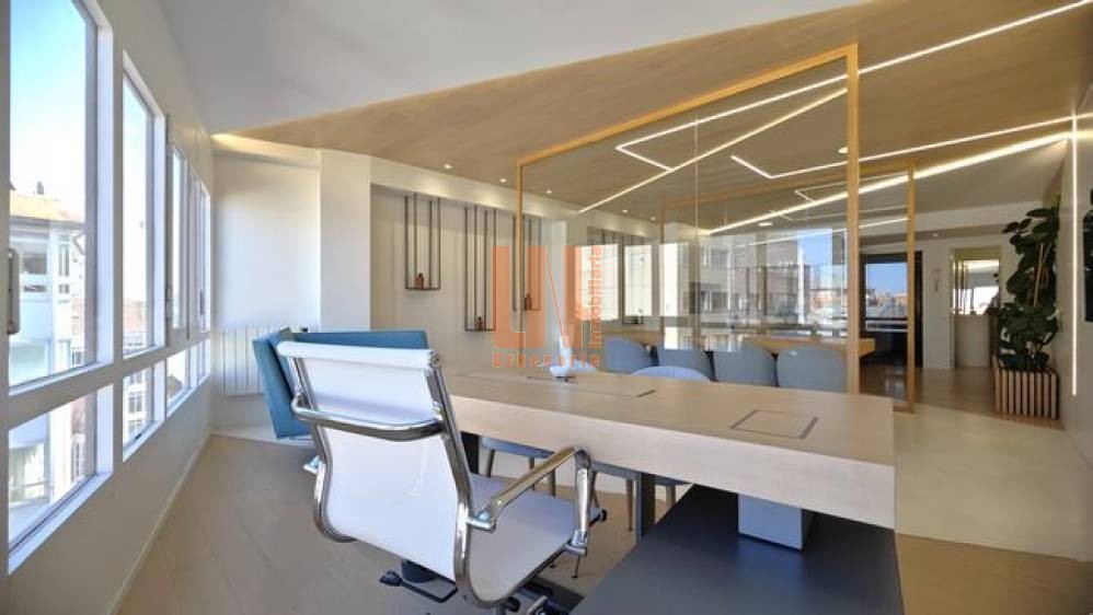 Oficina con reforma de diseño y vistas despejadas.