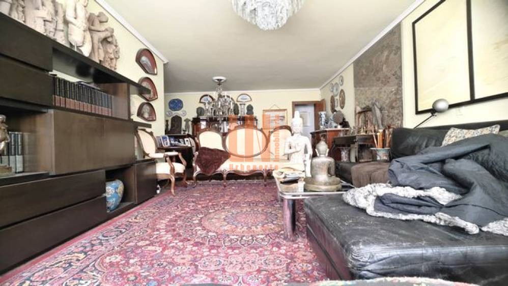 Amplia y soleada vivienda ubicada en Plaza de Lugo.