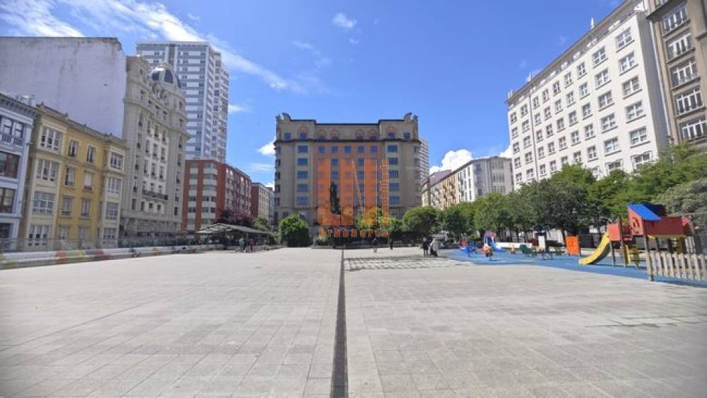 Amplia y luminosa vivienda ffrente a la Plaza de Vigo.