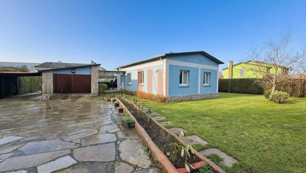 Casa independiente con parcela de 1.220 m² y piscina.