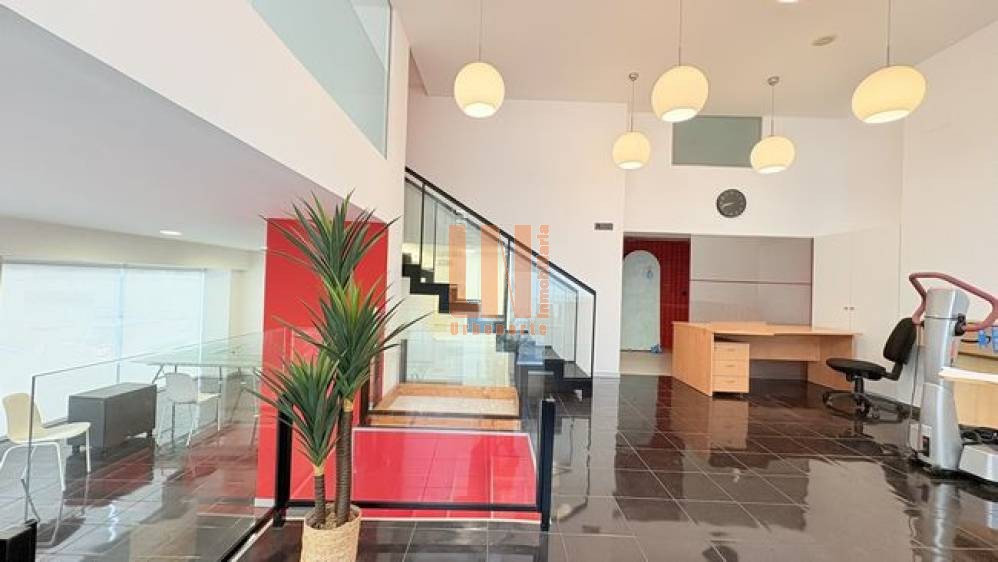 Local comercial de 130m² en O Burgo. 