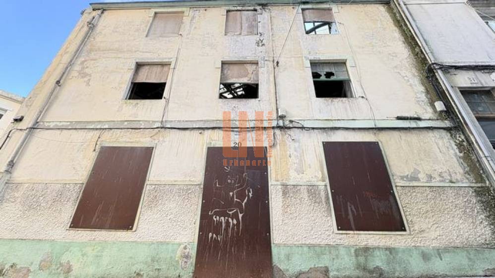 Edificio para rehabilitar con licencia.