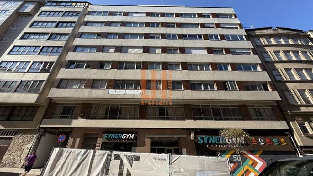 OFICINAS CON FACHADA DE 20 M Y ENTRADA DESDE LA CALLE