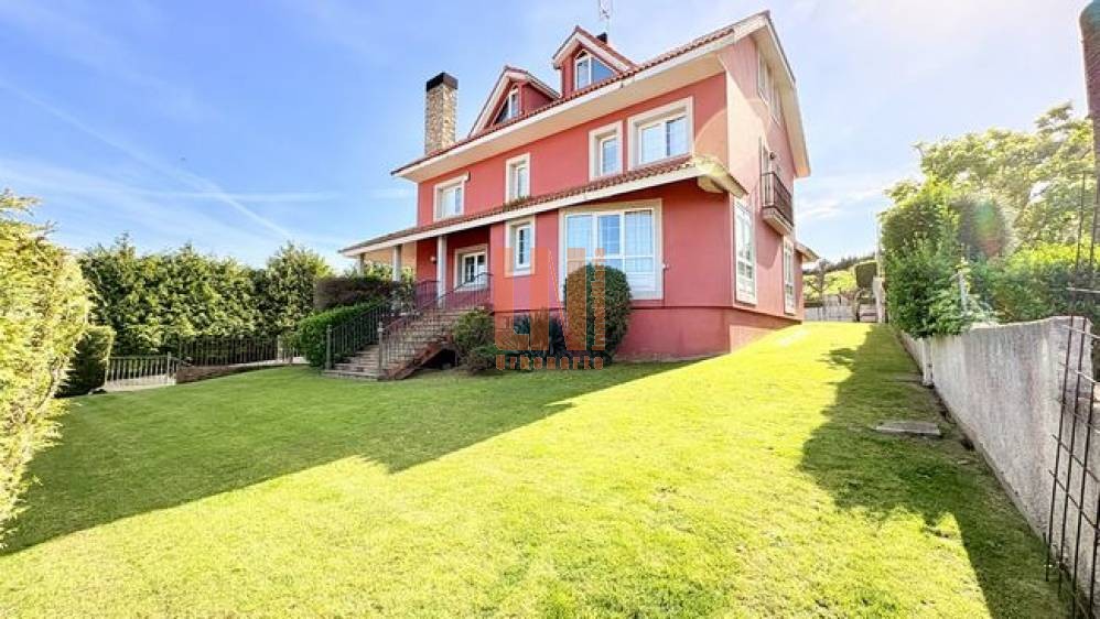 Chalet con amplia parcela y excelentes vistas al mar.