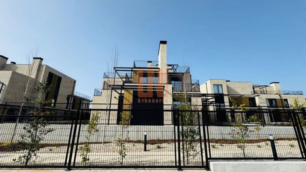 A estrenar con dos plazas de garaje. 