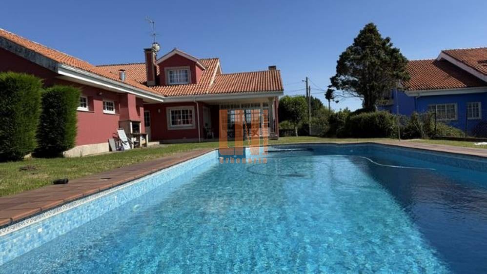 Chalet independiente con piscina y zonas verdes