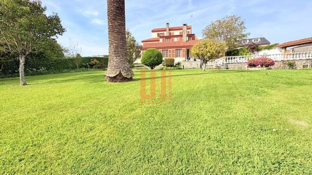 Chalet independiente en Oleiros con piscina y pista de tenis.
