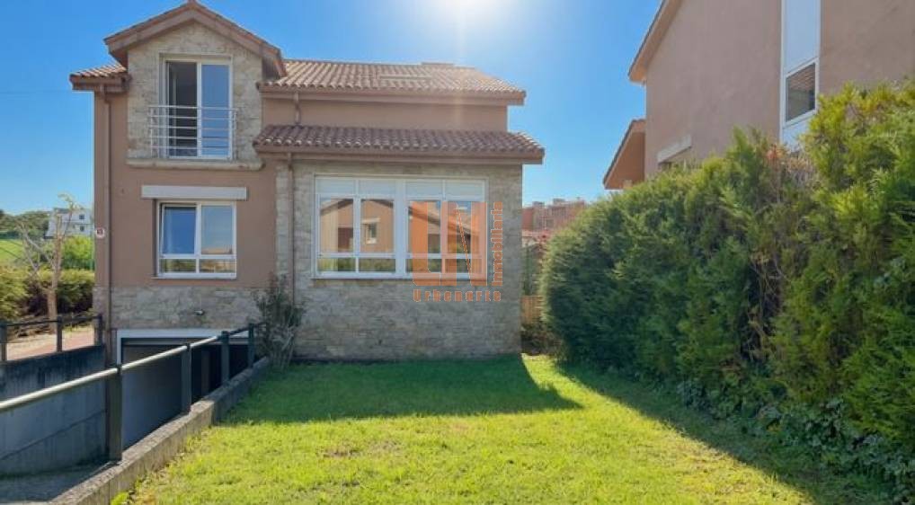Chalet independiente en urbanización en la localidad de Miño.