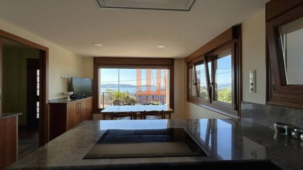 Chalet para entrar a vivir con vistas al mar.