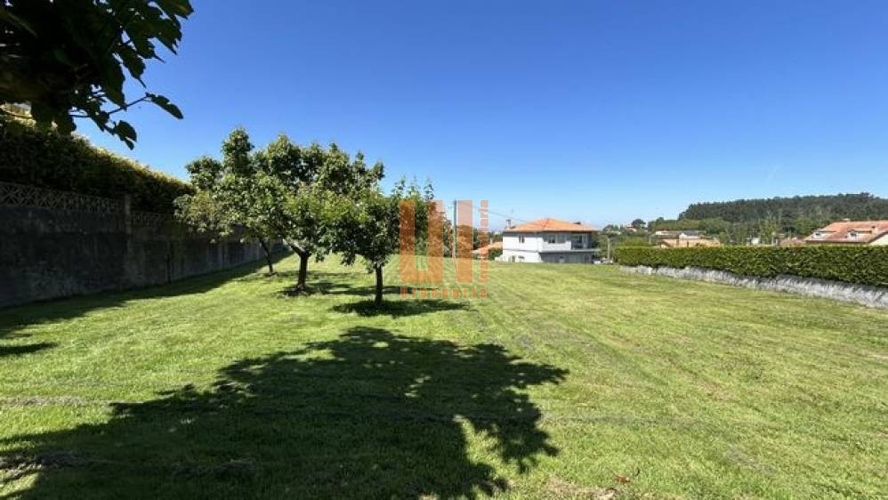 Parcela urbana en Oleiros. 
