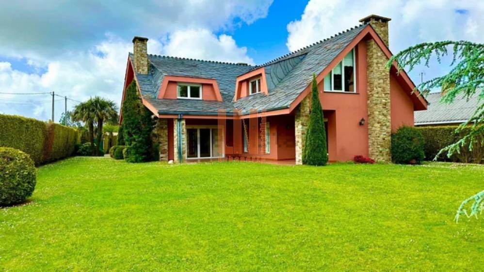 Chalet independiente con 1.341m² de parcela. 