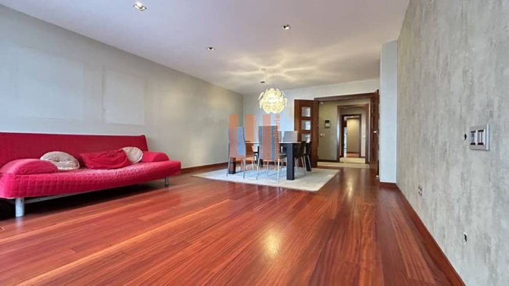 160m² útiles 4 dormitorios con garaje doble y trastero.